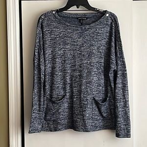 Women’s long sleeve sweater with front pockets